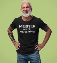 Lade das Bild in den Galerie-Viewer, Meister der Angelkunst T-Shirt