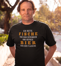 Lade das Bild in den Galerie-Viewer, Ich rette Fische vor dem Ertrinken T-Shirt

